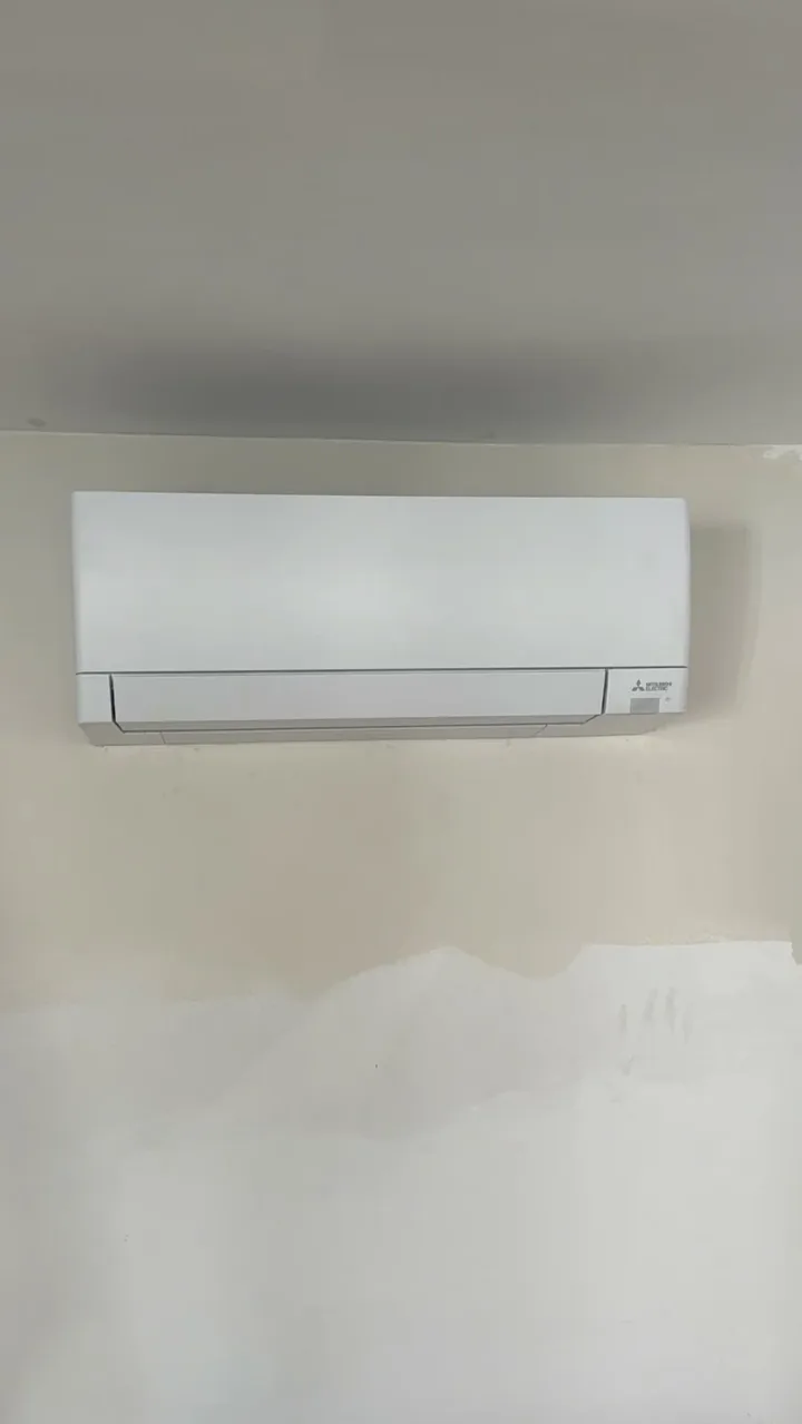 Unité intérieure Mitsubishi installée au mur sur un chantier CL Climatech